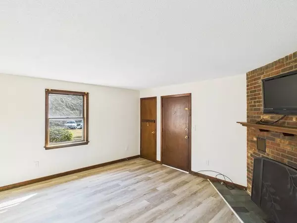 6 Meadowbrook Ln #2, Easton, MA 02375