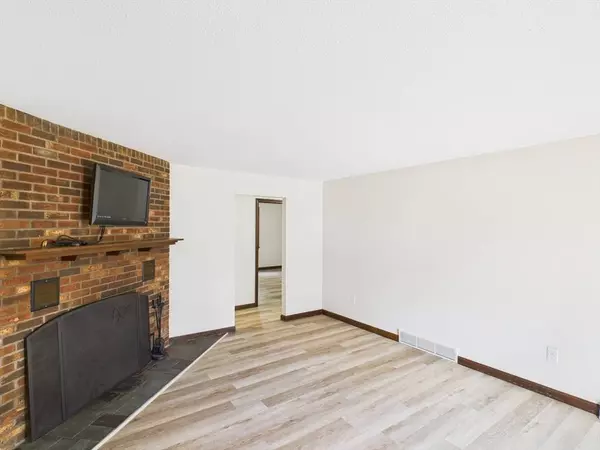 6 Meadowbrook Ln #2, Easton, MA 02375