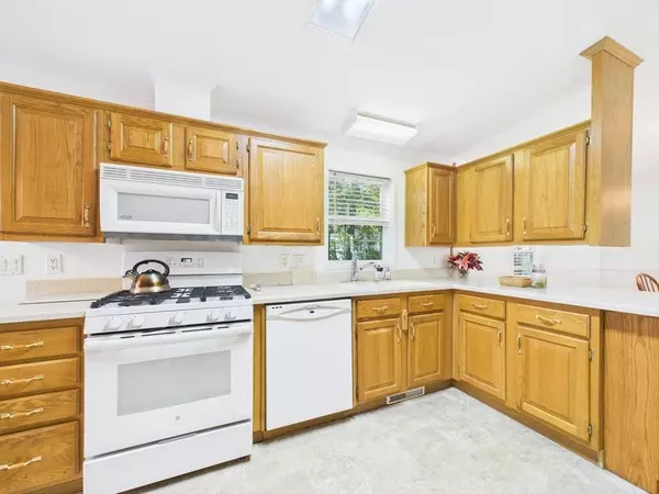 2608 Oak Point Dr, Middleboro, MA 02346