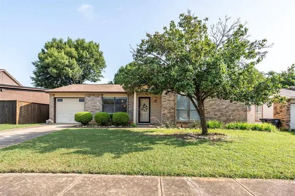 3736 Longmeadow Way, Fort Worth, TX 76133