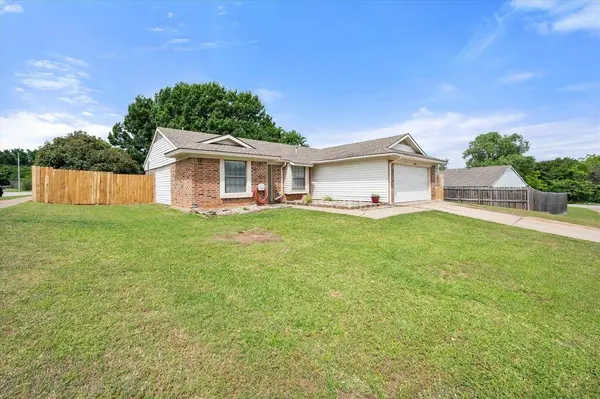 4212 Glen Pines Drive, Arlington, TX 76016