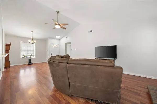4212 Glen Pines Drive, Arlington, TX 76016