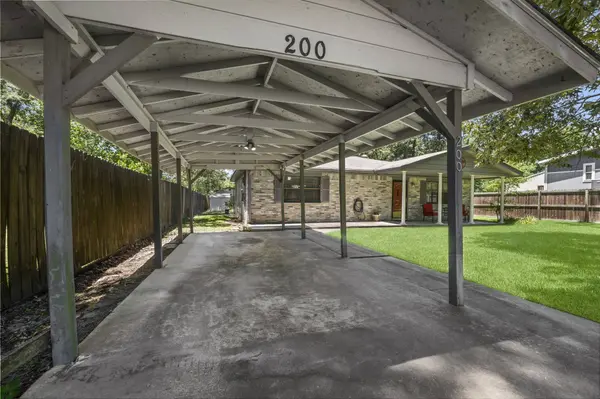 200 Commanche Dr DR, Onalaska, TX 77360