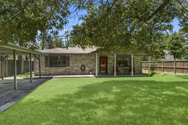 200 Commanche Dr DR, Onalaska, TX 77360