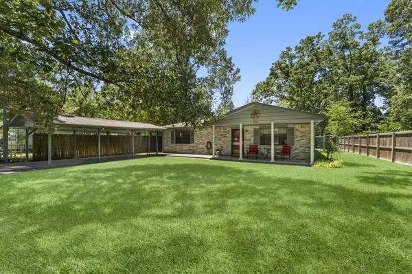 200 Commanche Dr DR, Onalaska, TX 77360