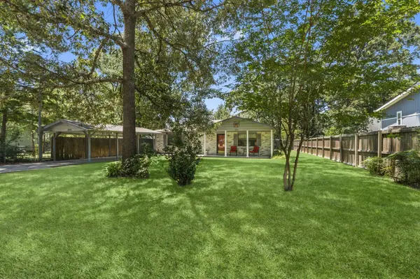 200 Commanche Dr DR, Onalaska, TX 77360