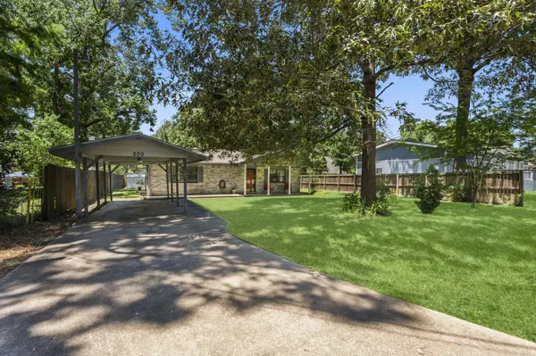 200 Commanche Dr DR, Onalaska, TX 77360