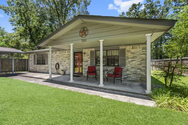 200 Commanche Dr DR, Onalaska, TX 77360