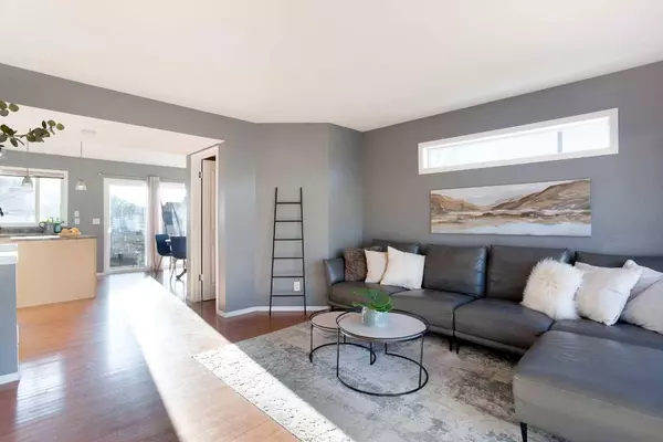 305 Elgin PT SE, Calgary, AB T2Z 4Z9