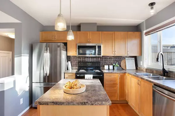 305 Elgin PT SE, Calgary, AB T2Z 4Z9