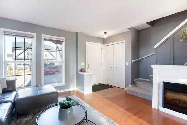 305 Elgin PT SE, Calgary, AB T2Z 4Z9