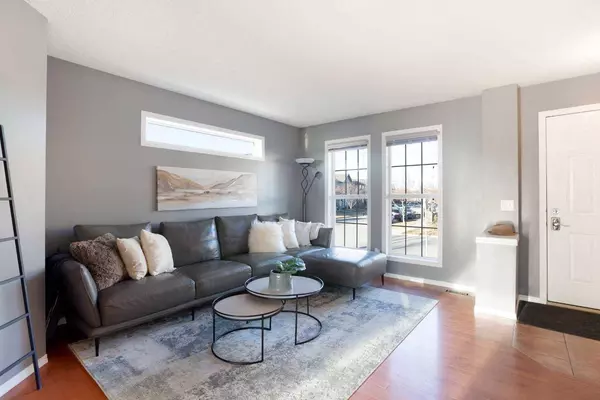 305 Elgin PT SE, Calgary, AB T2Z 4Z9