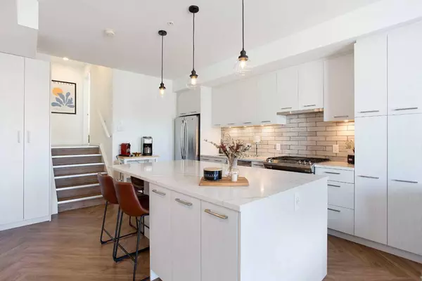 1709 35 AVE SW #202, Calgary, AB T2T 6X9