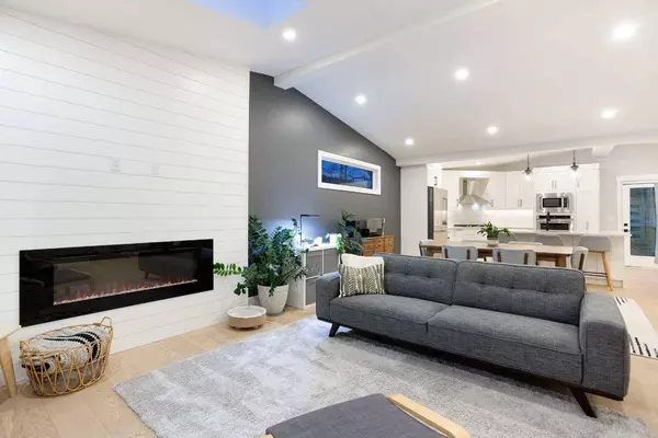 292 Carragana CRES NW, Calgary, AB T2L 1B1