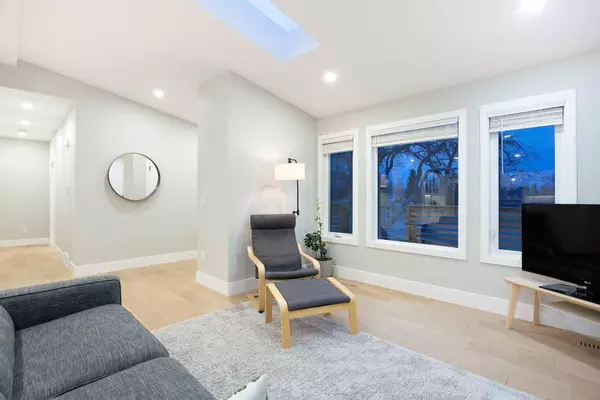 292 Carragana CRES NW, Calgary, AB T2L 1B1