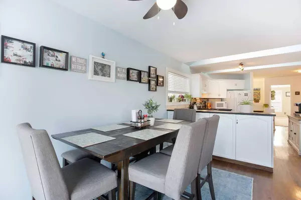 18 Everstone CT SW, Calgary, AB T2Y 4J6