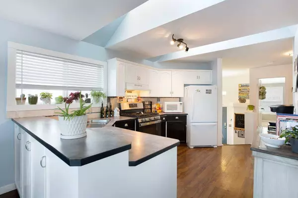 18 Everstone CT SW, Calgary, AB T2Y 4J6