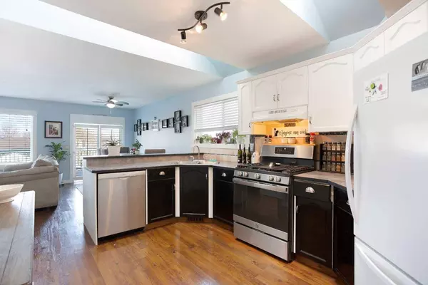 18 Everstone CT SW, Calgary, AB T2Y 4J6