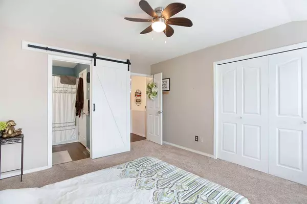 18 Everstone CT SW, Calgary, AB T2Y 4J6