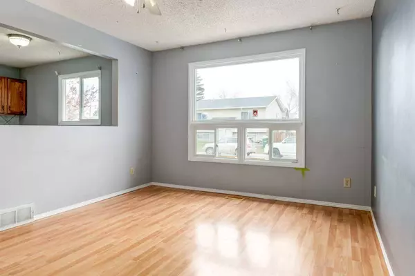 52 Abingdon RD NE, Calgary, AB T2A 6X6