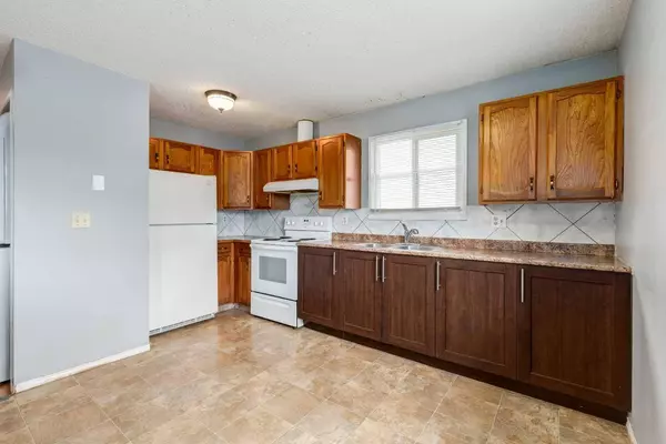 52 Abingdon RD NE, Calgary, AB T2A 6X6