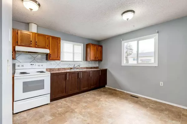 52 Abingdon RD NE, Calgary, AB T2A 6X6