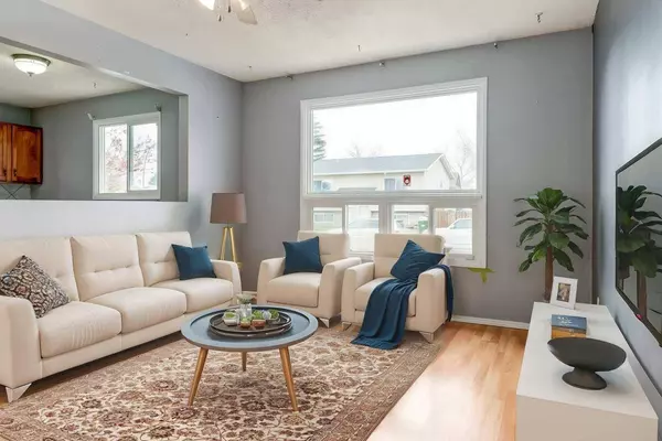 52 Abingdon RD NE, Calgary, AB T2A 6X6