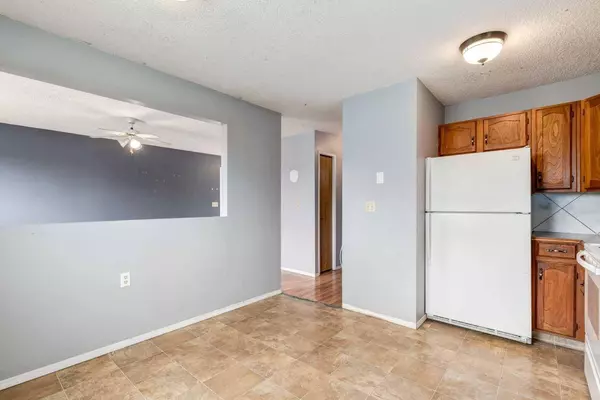 52 Abingdon RD NE, Calgary, AB T2A 6X6