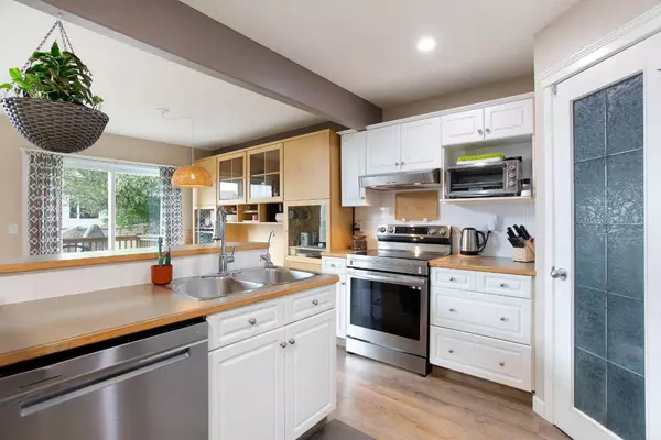 90 Royal Birch GDNS NW, Calgary, AB T3G 5H9