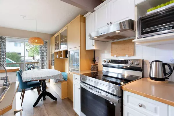 90 Royal Birch GDNS NW, Calgary, AB T3G 5H9