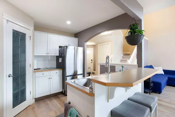 90 Royal Birch GDNS NW, Calgary, AB T3G 5H9