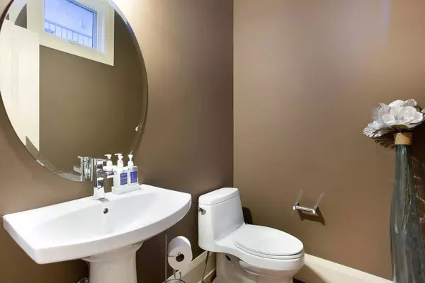 1936 36 ST SW #1, Calgary, AB T3E 2Y9