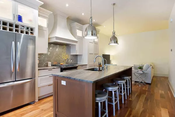 1936 36 ST SW #1, Calgary, AB T3E 2Y9