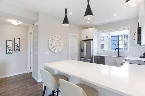 896 Belmont DR SW, Calgary, AB T2X 0C6