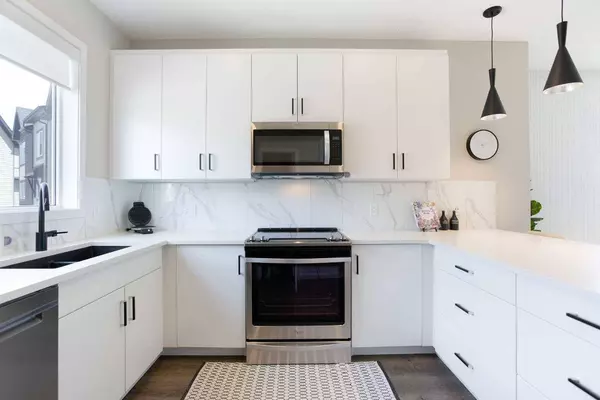 896 Belmont DR SW, Calgary, AB T2X 0C6