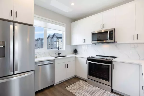 896 Belmont DR SW, Calgary, AB T2X 0C6