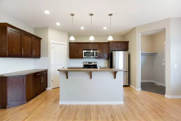 18 Elgin Meadows RD SE, Calgary, AB T2Z 0S1