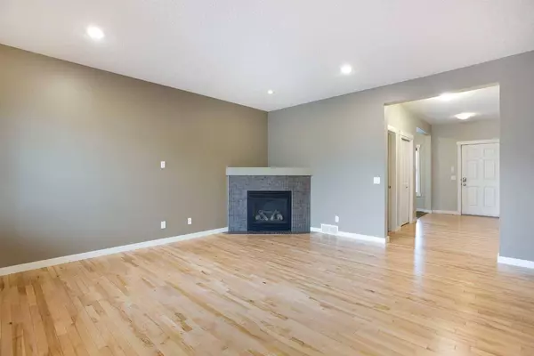 18 Elgin Meadows RD SE, Calgary, AB T2Z 0S1