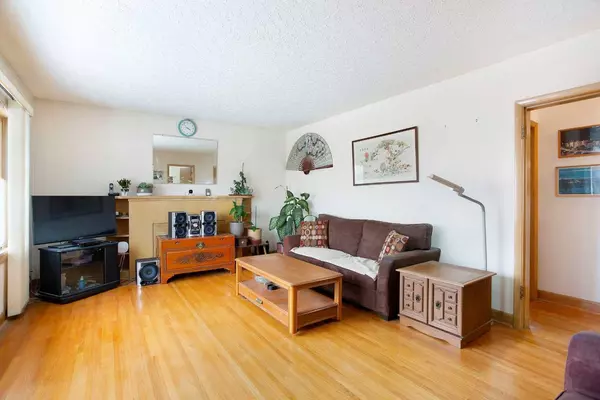 227 31 AVE NE, Calgary, AB T2E 2G1