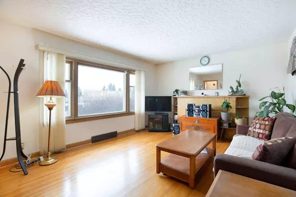 227 31 AVE NE, Calgary, AB T2E 2G1