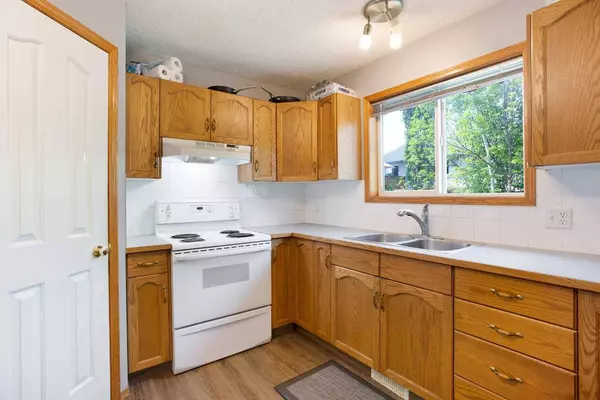 124 Quigley Close, Cochrane, AB T4C 1S4