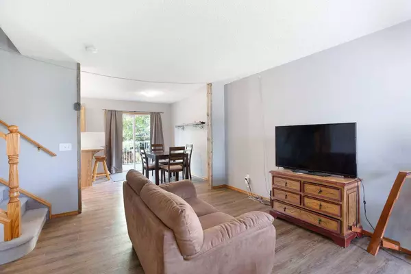 124 Quigley Close, Cochrane, AB T4C 1S4