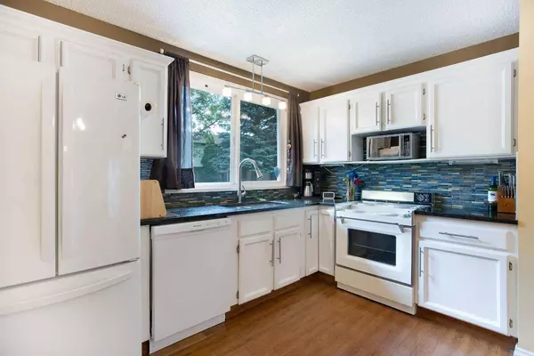 630 Sabrina RD Southwest #81, Calgary, AB T2W 2N7