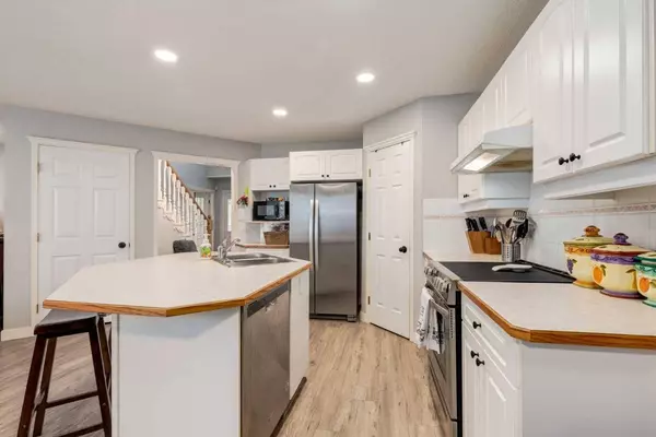 41 Inverness Rise SE, Calgary, AB T2Z 2X4