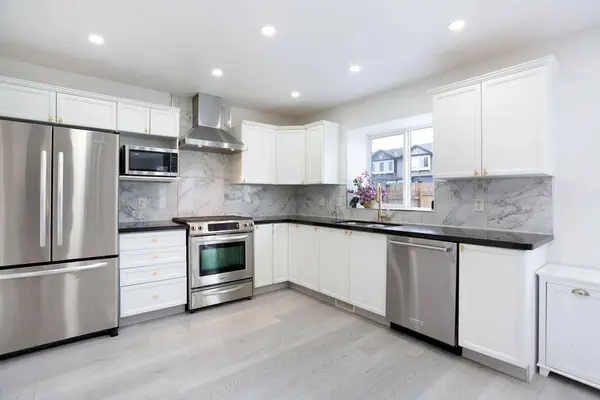 209 Luxstone RD SW, Airdrie, AB T4B 0K5