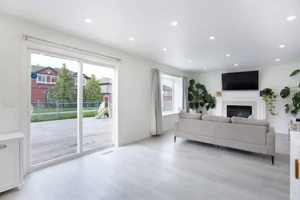 209 Luxstone RD SW, Airdrie, AB T4B 0K5