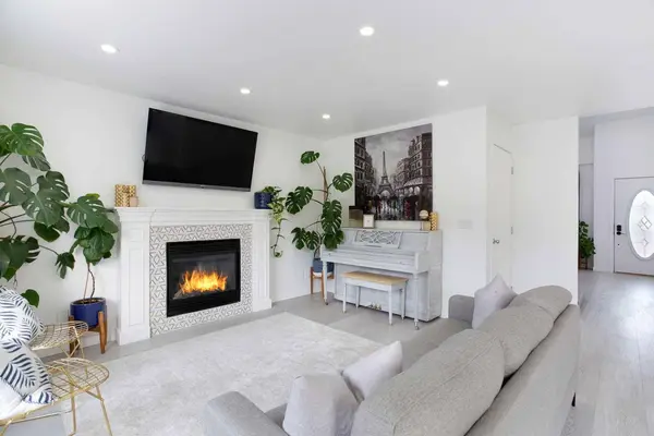 209 Luxstone RD SW, Airdrie, AB T4B 0K5