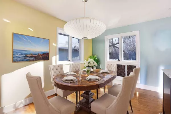 21 Mayfair RD SW, Calgary, AB T2V 1Y5