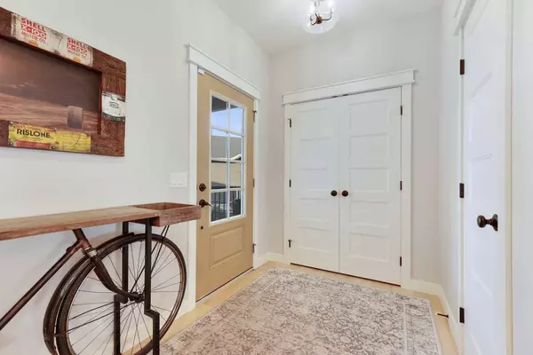 8 Bishop CIR, Carstairs, AB T0M 0N0