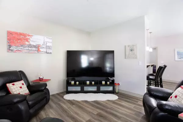 70 Royal Oak PLZ NW #102, Calgary, AB T3G 0C6